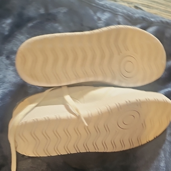 New Balance Women's White Athletic Shoes - Picture 7 of 7